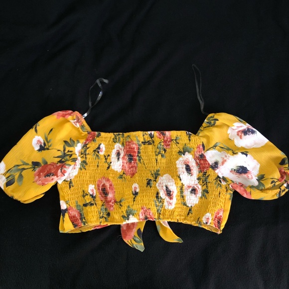 Cropped Flowy Tie Front Floral Top - Picture 3 of 11